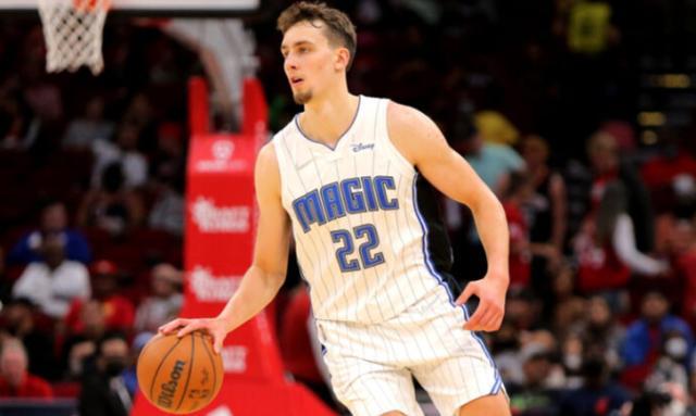 由于足球是 由于足球是